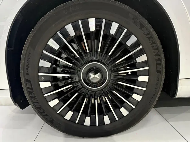 Xpeng X9 — Фото автомобиля 26