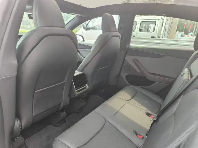 Tesla Model Y — Фото автомобиля 5