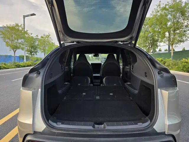 Tesla Model Y L — Фото автомобиля 10
