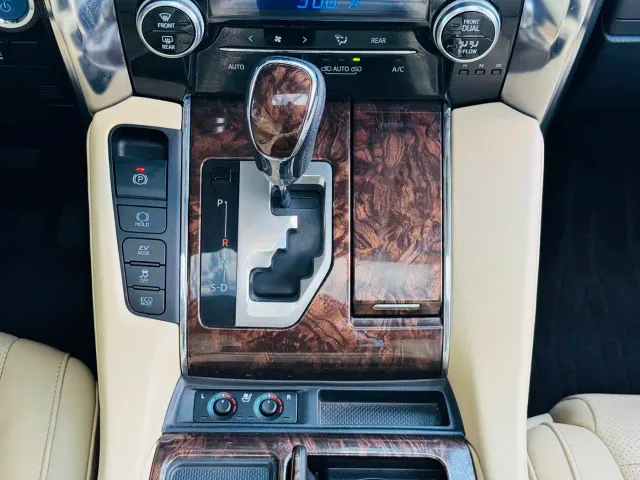 Toyota Alphard — Фото автомобиля 23