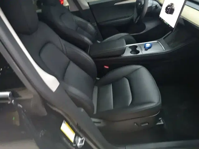 Tesla Model Y — Фото автомобиля 24