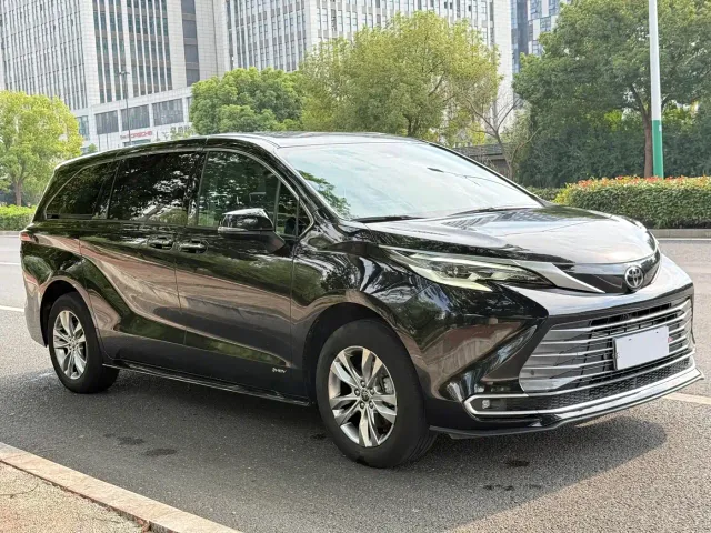 Toyota Sienna — Фото автомобиля 3