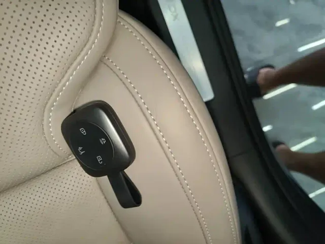 Volvo XC70 Plug-in Hybrid — Фото автомобиля 8