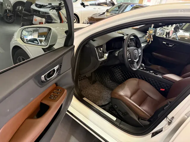 Volvo S60 — Фото автомобиля 6