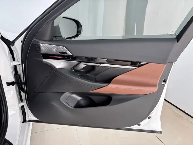 BMW 5 Series — Фото автомобиля 25