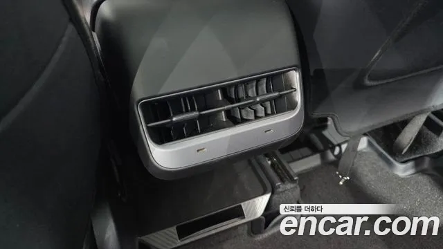 Tesla Model Y — Фото автомобиля 29