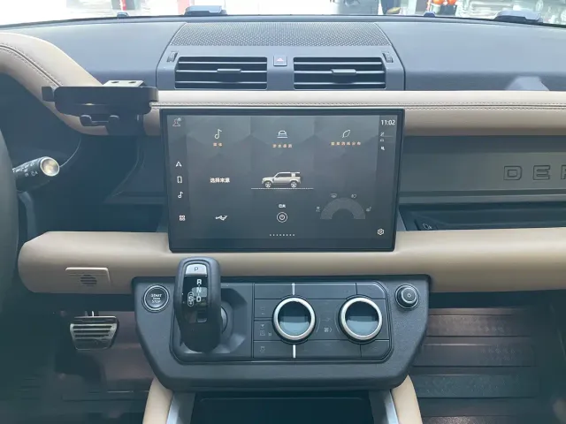 Land Rover Defender — Фото автомобиля 14