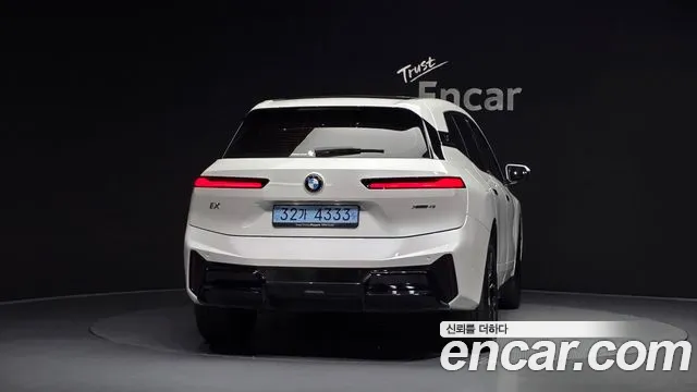 BMW iX — Фото автомобиля 4