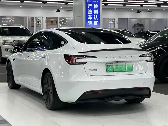Tesla Model 3 — Фото автомобиля 9