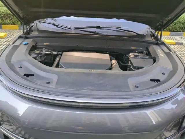 Li Auto L8 — Фото автомобиля 10