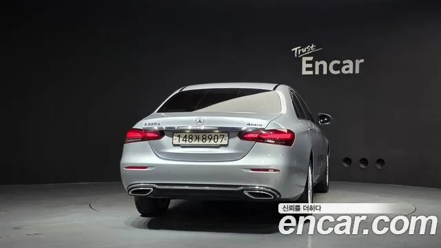 Mercedes-Benz E-Class — Фото автомобиля 3