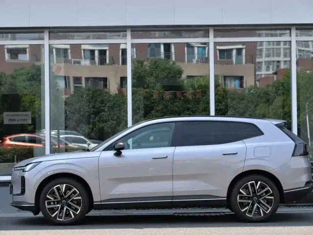 Volvo XC70 Plug-in Hybrid — Фото автомобиля 2