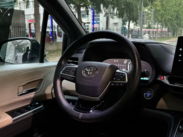 Toyota Sienna — Фото автомобиля 10