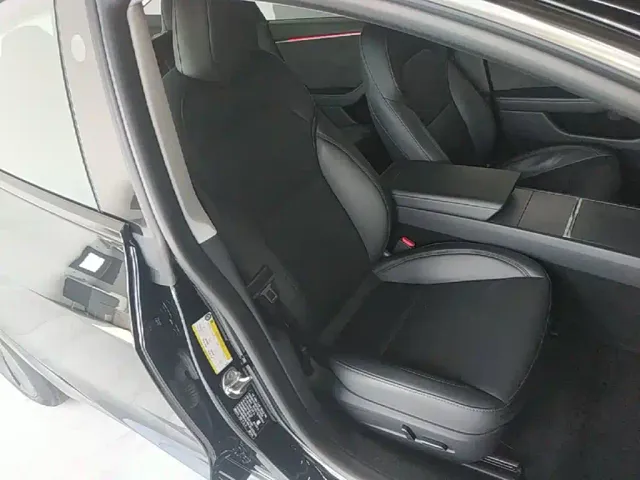 Tesla Model 3 — Фото автомобиля 24