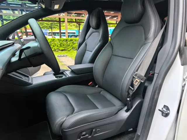 Tesla Model Y L — Фото автомобиля 5