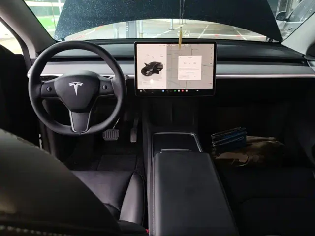 Tesla Model Y — Фото автомобиля 9