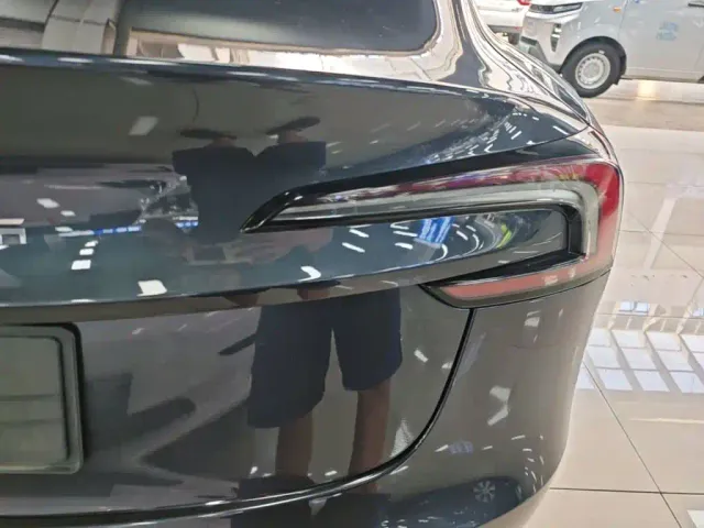 Tesla Model 3 — Фото автомобиля 23