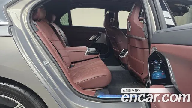 BMW 7-Series — Фото автомобиля 12
