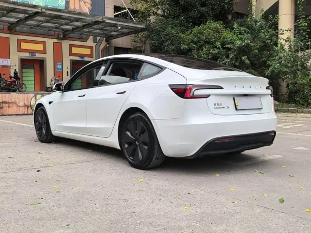 Tesla Model 3 — Фото автомобиля 14