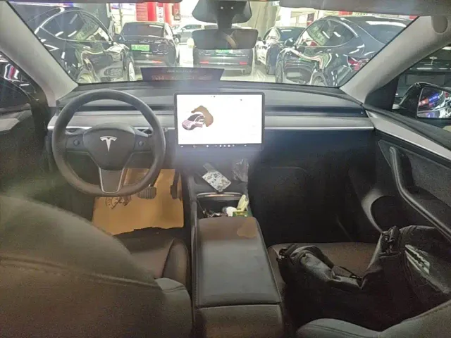 Tesla Model Y — Фото автомобиля 9