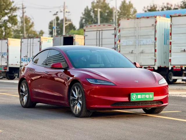 Tesla Model Y — Фото автомобиля 3