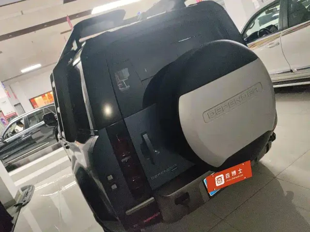 Land Rover Defender — Фото автомобиля 12