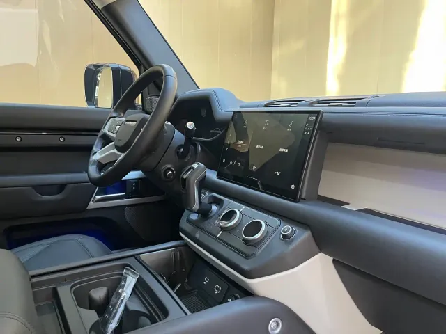 Land Rover Defender — Фото автомобиля 12