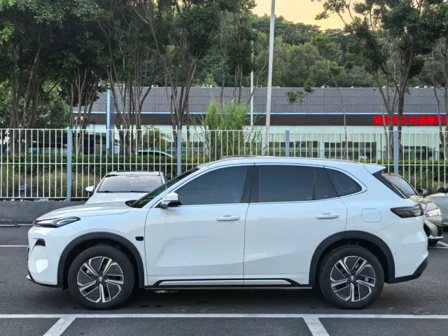 Geely Galaxy Starship 7 EM-i — Фото автомобиля 5