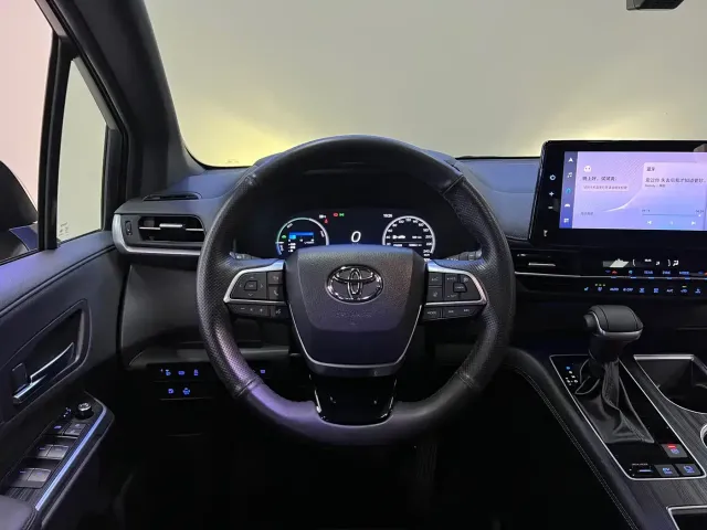 Toyota Sienna — Фото автомобиля 11