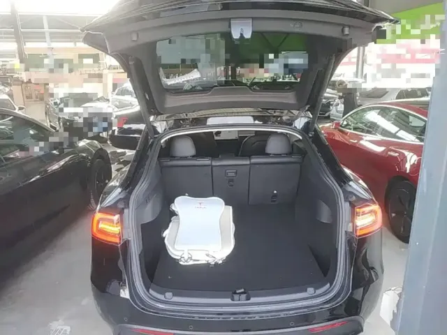 Tesla Model Y — Фото автомобиля 18