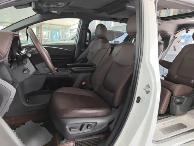 Toyota Sienna — Фото автомобиля 14