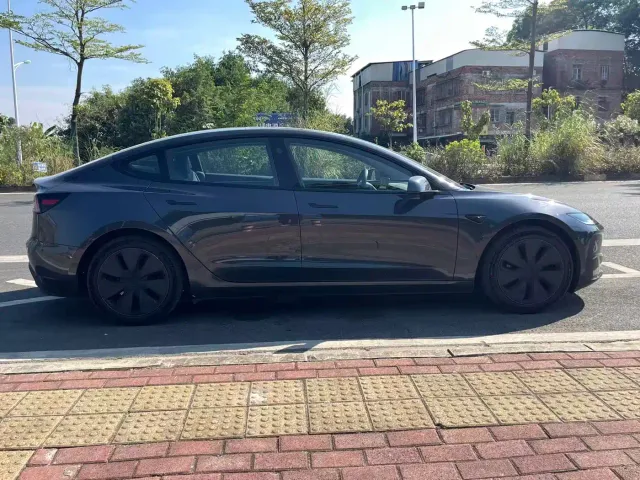 Tesla Model 3 — Фото автомобиля 8
