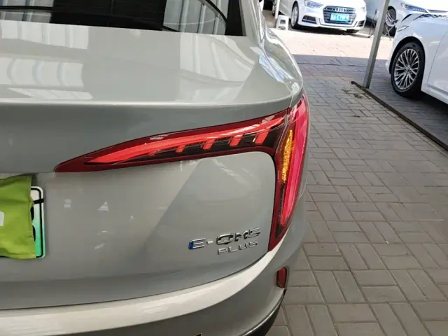 Hongqi E-QM5 — Фото автомобиля 7