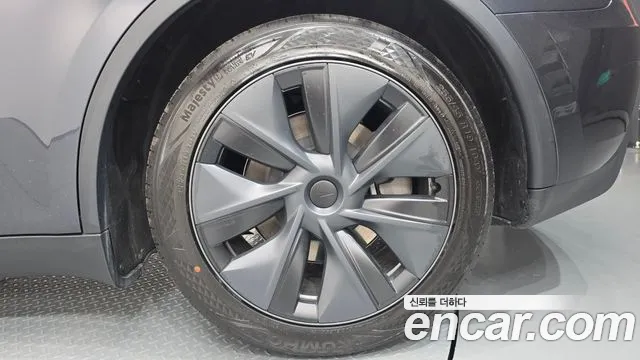Tesla Model Y — Фото автомобиля 6