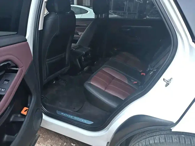 Land Rover Range Rover Evoque New Energy 2022 Range Rover Evoque L P300e Plug-in Hybrid — Фото автомобиля 7