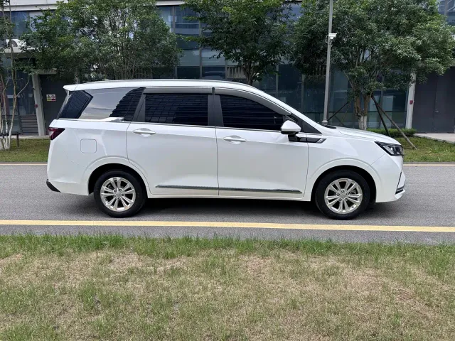 Wuling Jiachen — Фото автомобиля 4