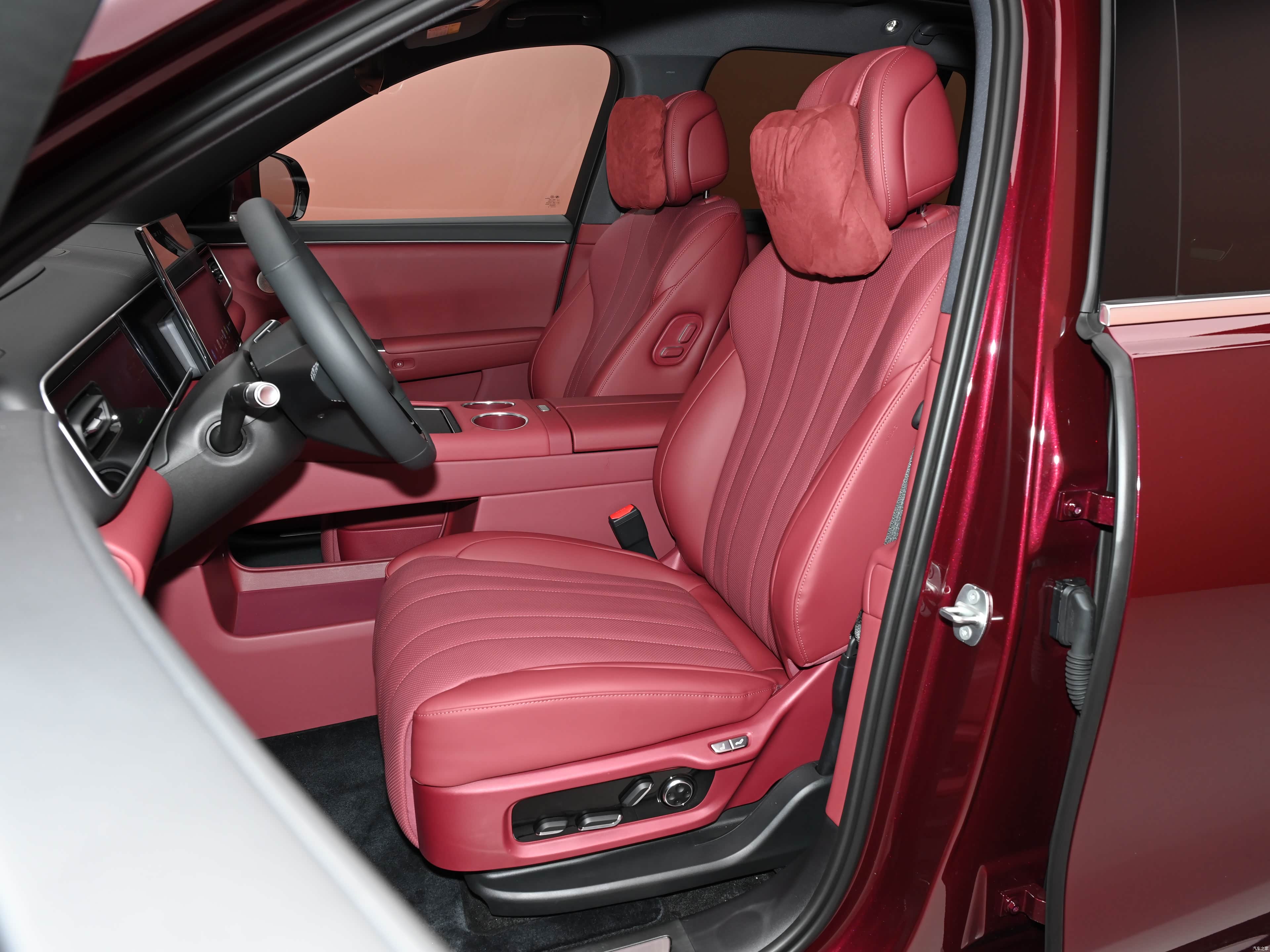 AITO M7 EREV Ultra 5 seats 4wd — Фото автомобиля 7
