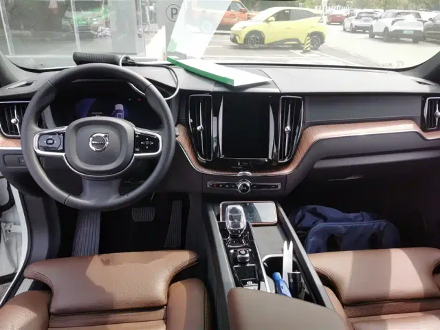 Volvo XC60 — Фото автомобиля 9