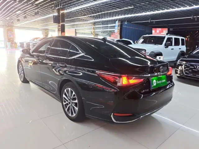 Lexus ES — Фото автомобиля 4