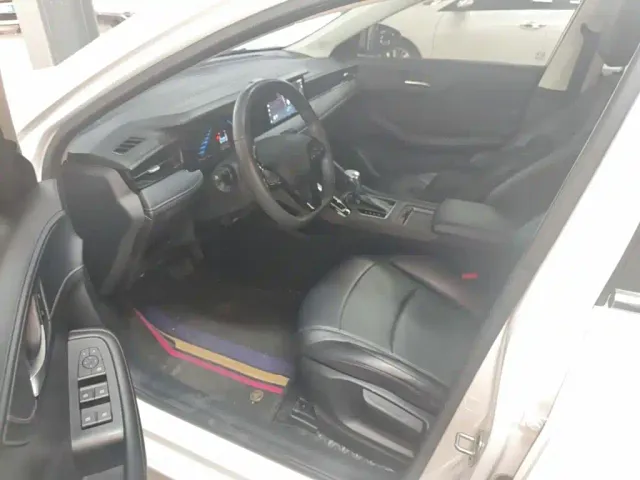 Roewe i5 — Фото автомобиля 15