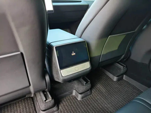 Tesla Model Y — Фото автомобиля 15
