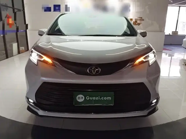 Toyota Sienna — Фото автомобиля 2