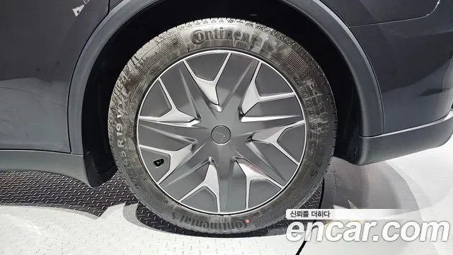 Tesla Model Y — Фото автомобиля 21