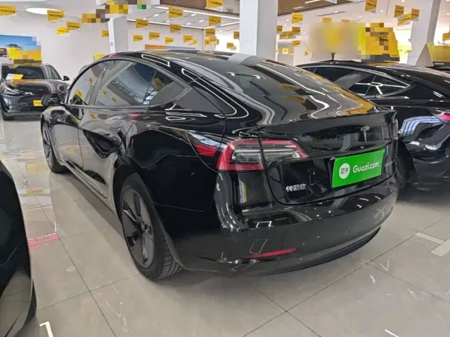 Tesla Model 3 — Фото автомобиля 4