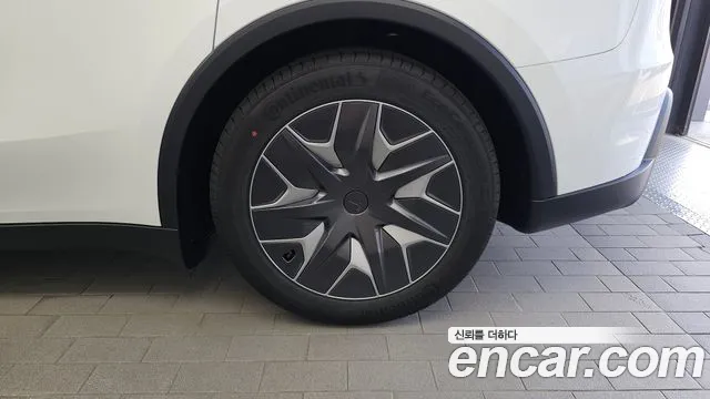 Tesla Model Y — Фото автомобиля 6