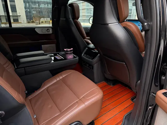 Lincoln Navigator — Фото автомобиля 11