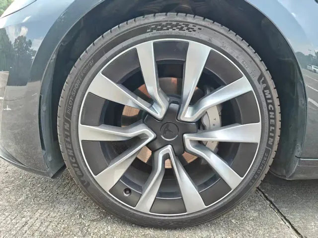 Tesla Model 3 — Фото автомобиля 12