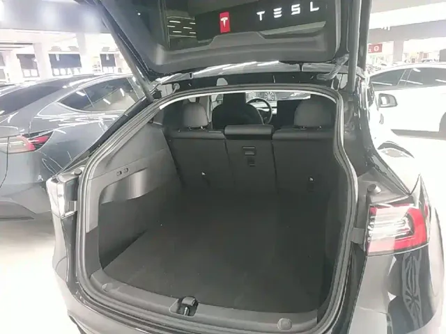 Tesla Model Y — Фото автомобиля 18