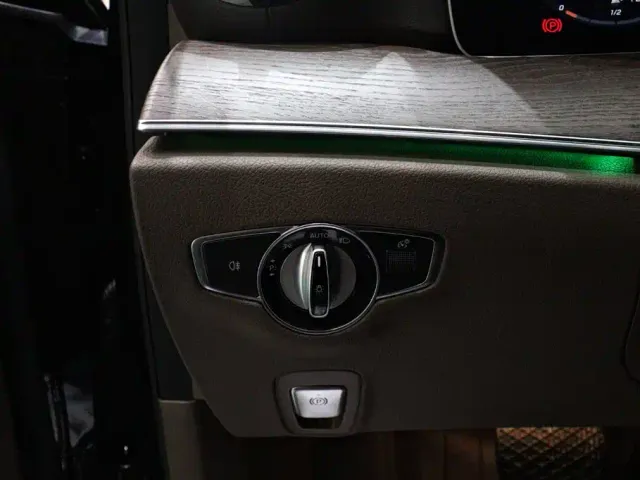 Mercedes-Benz E-Class — Фото автомобиля 19