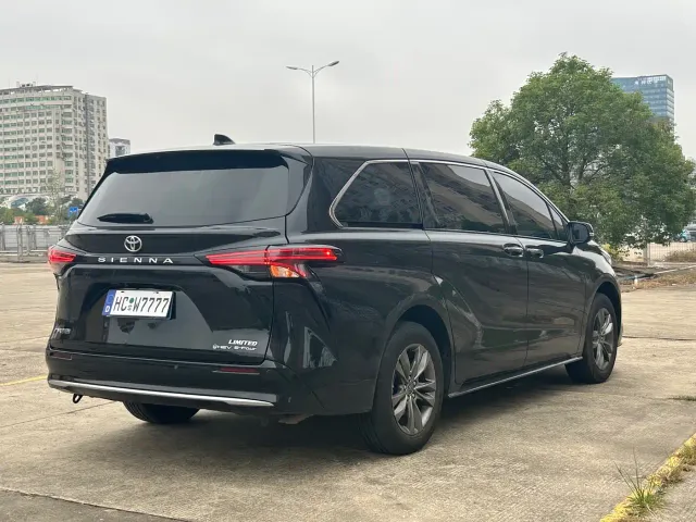 Toyota Sienna — Фото автомобиля 12